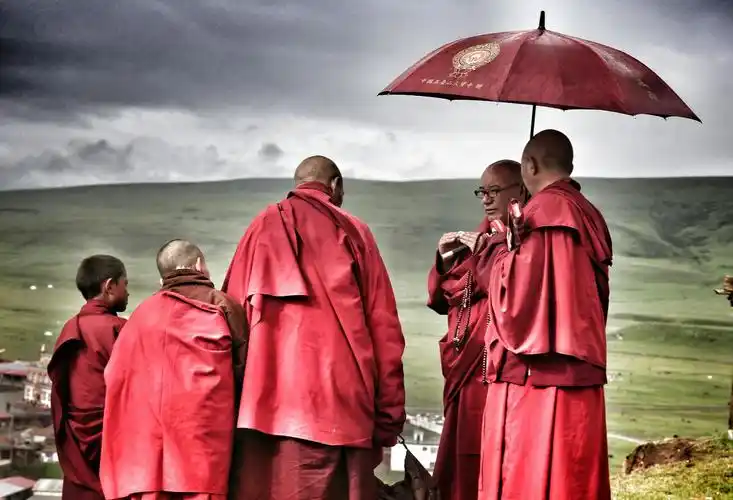雨中,亚青寺阿秋法王出现的法会现场为众生摸顶祈福