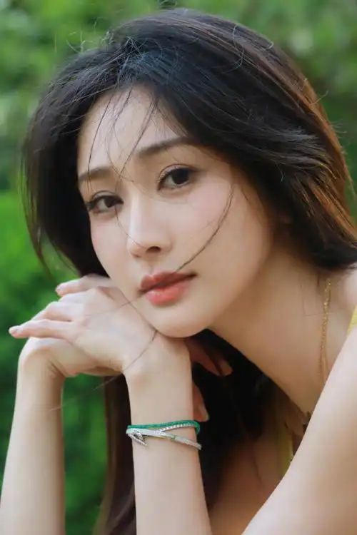 陈冰送人的礼物上有自我介绍##陈冰带的礼物上印了资料小卡