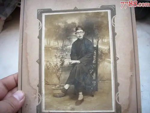 民国-戴瓜皮帽-穿长袍马褂-戴眼镜-手拿书籍【书生】照!