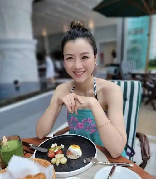 陈茵媺本就是港姐冠军,身材,长相,气质自然是没得挑.