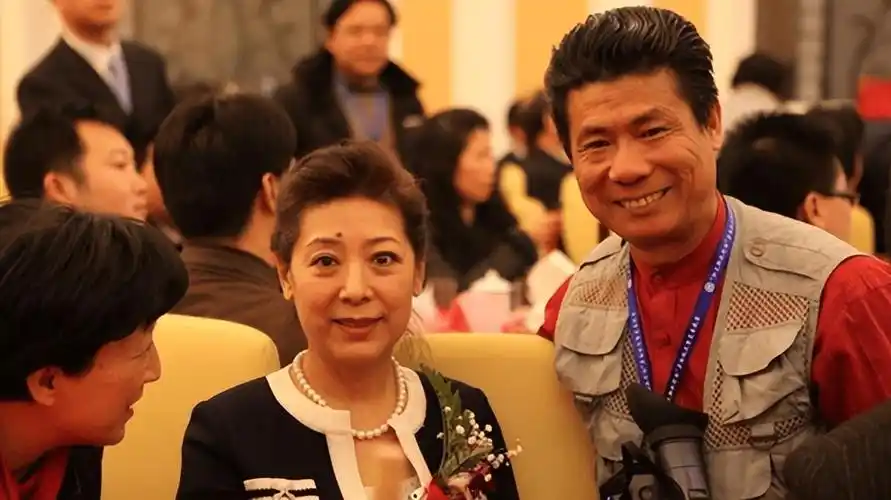 关牧村:一婚受挫折,离婚后独自抚养儿子,二婚被宠成了宝_王星军_江泓