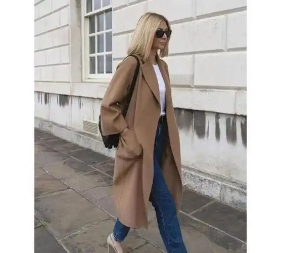 选择奶咖色的衣服时,一定搭配对二