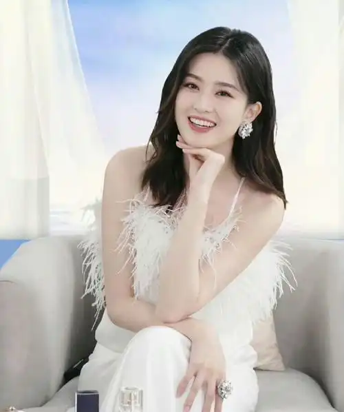 乔欣好贵气##乔欣白天鹅#啊啊啊啊,乔欣白色羽毛露背裙造型也太狙艳