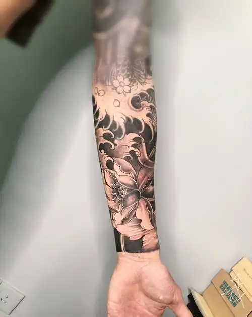 鲤鱼荷花之包半臂纹身图片_手臂新传统纹身图案(2)_广东省江门市纹身
