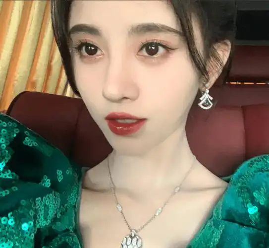 鞠婧祎被同公司艺人模仿,从妆发到穿搭都一样,堪称"双胞胎"_邓歆玥