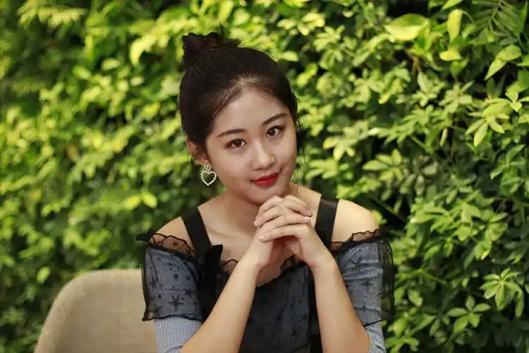 拥有笑容甜美的女孩