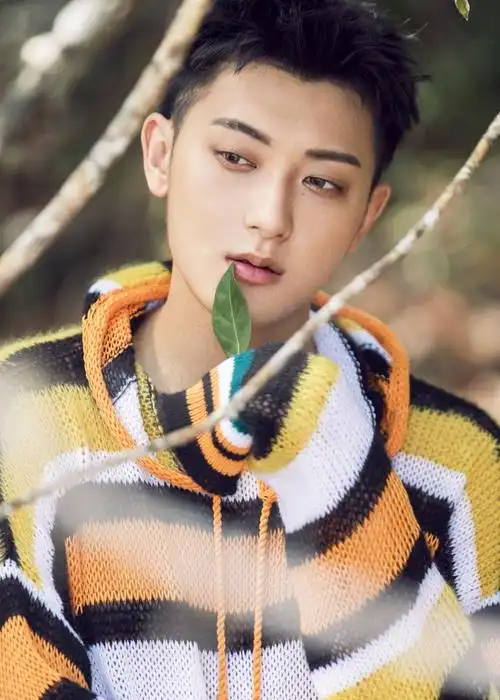 黄子韬化身氧气男孩 简约清爽演绎春日森系风