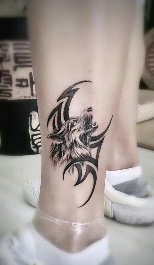 小腿狼图腾纹身图案