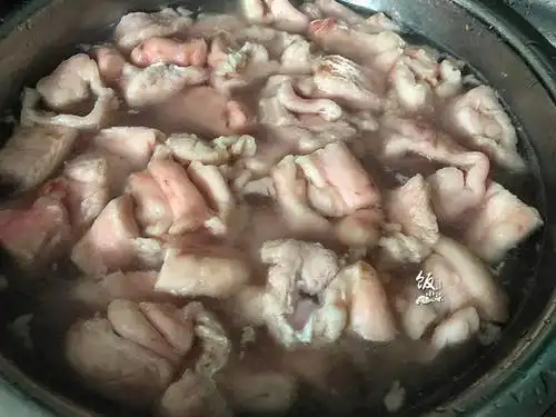 熬猪油要不要加水?家庭主妇告诉你正确方法,猪油雪白,味道更香