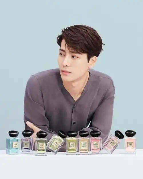 一大早的美貌暴击!阿玛尼香水大使王嘉尔全新宣传照公开