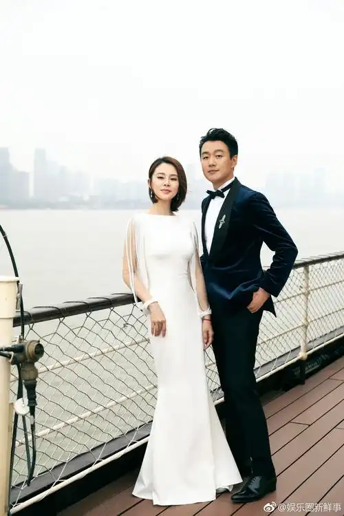 上周末佟大为关悦夫妇出席百人集体婚礼活动