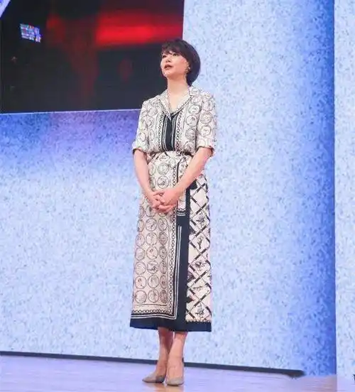 路人拍无滤镜下的董卿穿白底金丝礼裙端庄从容体态无比优雅