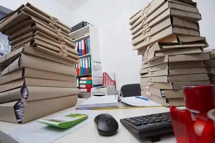 成堆的纸质文件在办公室的桌子上照片
