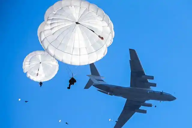 降落伞极限8000米俄空降兵在北极万米高空跳伞只为完成数据测试