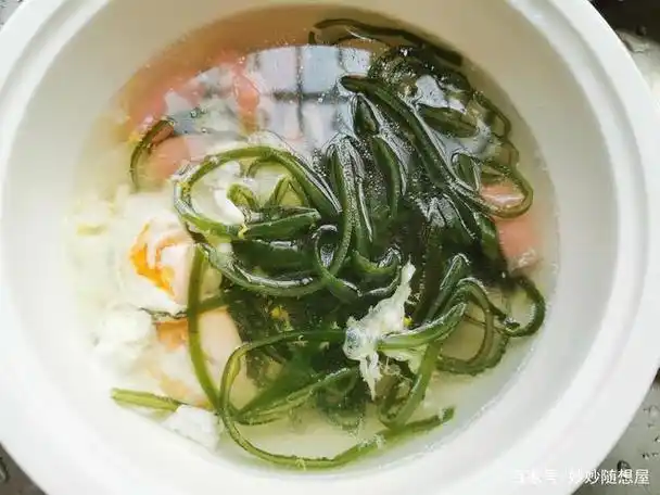 今日早餐分享:海带鸡蛋汤 胡萝卜饼 火龙果,芒果