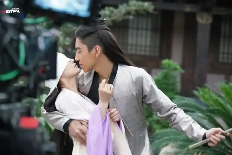 王大陆晒与李沁亲密依偎合影网友是官宣吗明星电影文章小虾米