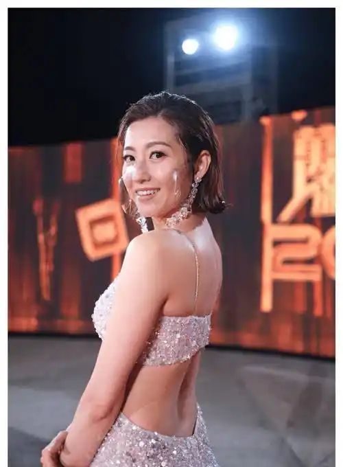 但是陈自瑶的表情是这样的,好像他是在说:"关我什么事?