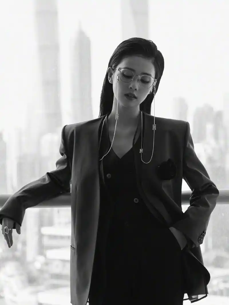 白鹿真有"老板范",穿西装尽显干练优雅,好气质挡不住