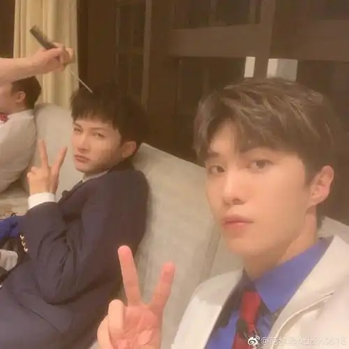 范丞丞晒母子合影脖子上大粗项链显眼姐姐范冰冰独自泛舟荷塘