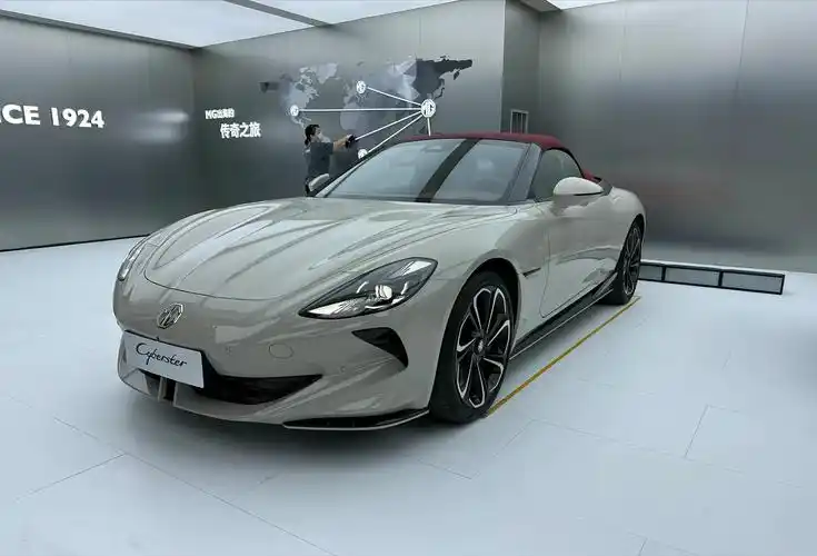 外观方面,车型采用蝶翼门设计,恢复了cyberster概念车