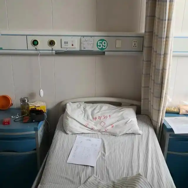 真不卫生!六安一医院新换病床床单上粘连着用过的胶布