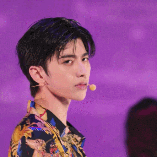 蔡徐坤新歌《情人》首秀舞台登场,蔡徐坤许馨文贴身热舞嗨翻全场