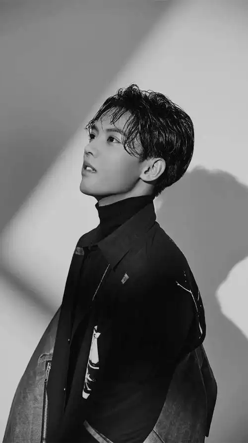 手机壁纸周峻纬