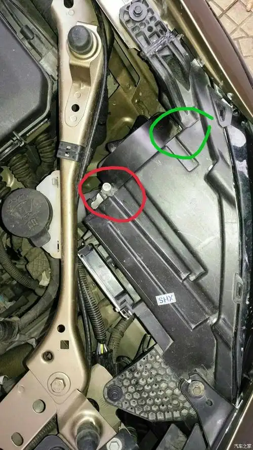 图中红色圈里螺丝是调大灯左右的,绿色圈里的螺丝是调大灯上下的,建议