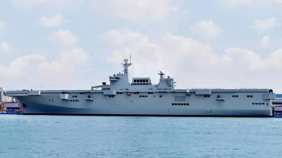 075型两栖攻击舰再添一员大将,四号舰即将下水,舰岛吊装完毕