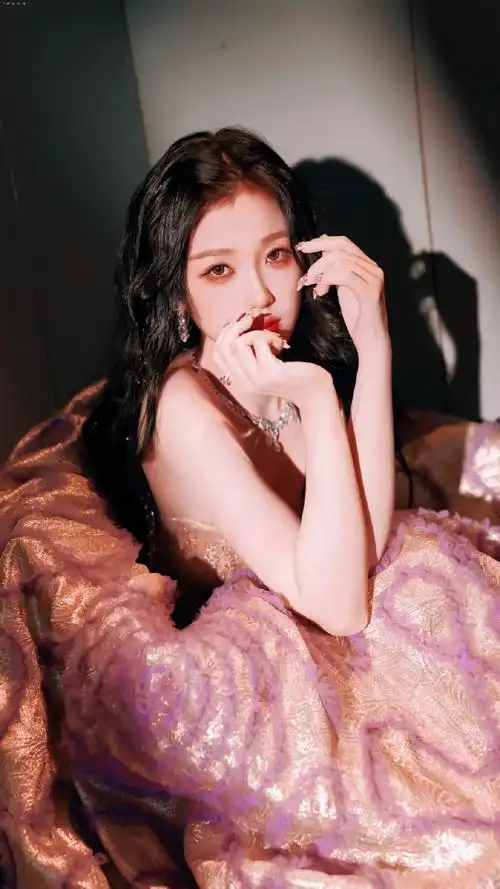 虞书欣鎏金紫公主裙造型