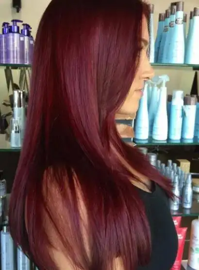 即使是红发女郎,也可能会尝试一些阴影,使人联想到酒红色,但偏向温暖