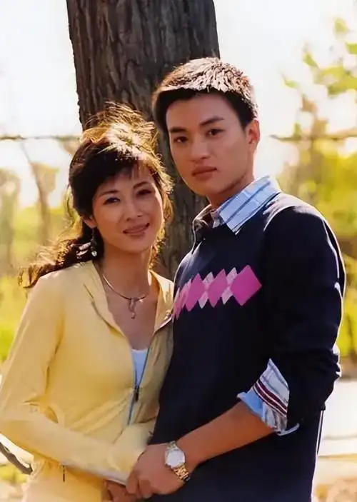 可是2011年,在童蕾和周一围相恋5年后,他们宣布了分手.