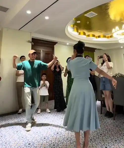 尼格买提回新疆看望亲人家庭聚会菜色丰盛跳起了新疆舞