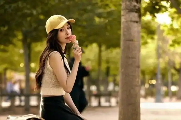 粉丝巧遇杨幂搭飞机 专心做一事引网友赞:可爱|墨镜|女神|看动漫|女