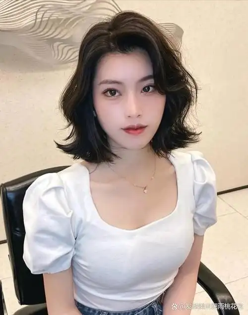 漂亮姐姐的短发一般更具有御姐的成熟感,适合轻熟风的女生,搭配侧分