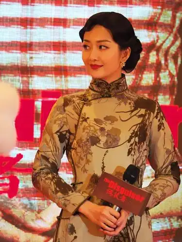 王鸥旗袍妆亮相伪装者演反派玩谍战