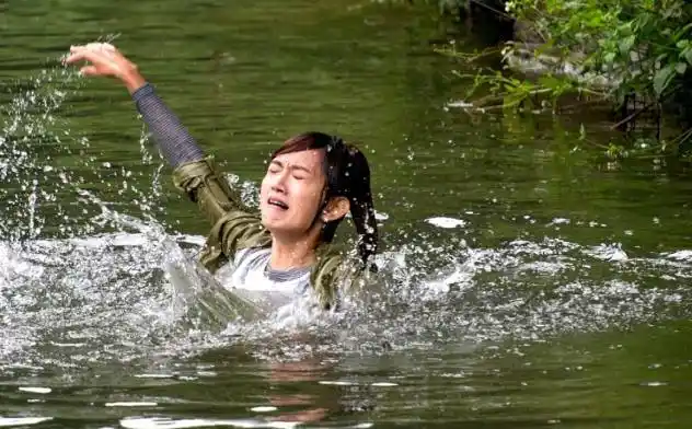 女子溺水,男子给她做"人工呼吸",女孩醒来说了1句话让男子笑了!