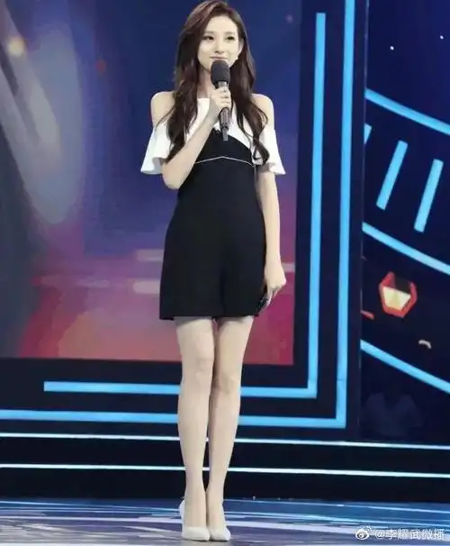 央视最美主持:t台走秀泳裤脱落 马凡舒. 来自李耀武微播 - 微博
