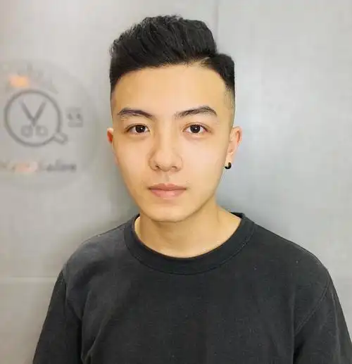 男生侧背发型潮流个性比传统大背头帅多了剪完清爽不油腻