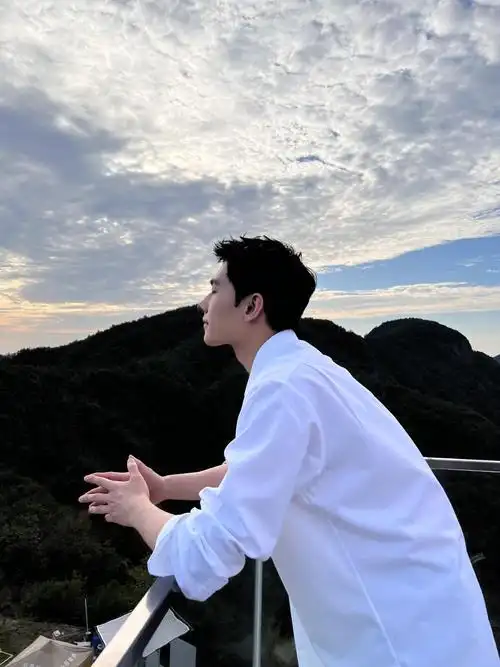 杨洋白衬衫随拍plog清清爽爽大帅哥帅到极致想短暂做个梦