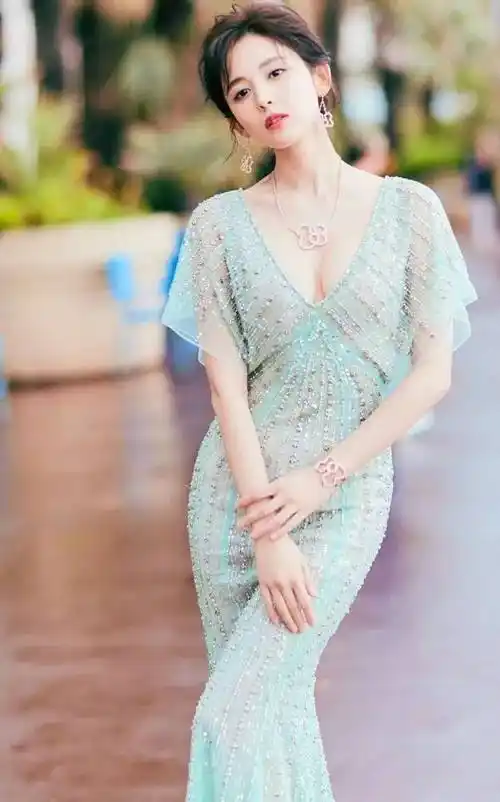 古力娜扎美图大秀事业线!雪肤玉貌魔鬼身材太性感火辣_衣裙_肌肤_秀发