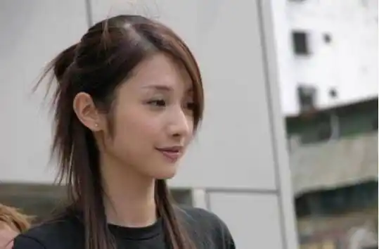 和许玮伦合作过的演员都会成为朋友,她还是少男高手,公开的两位男友都