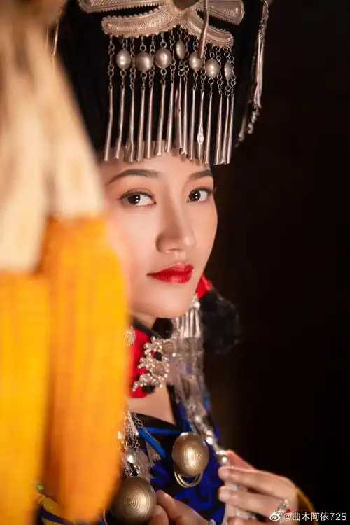 彝族歌手 曲木阿依