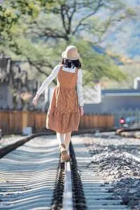 道路行走背影图片