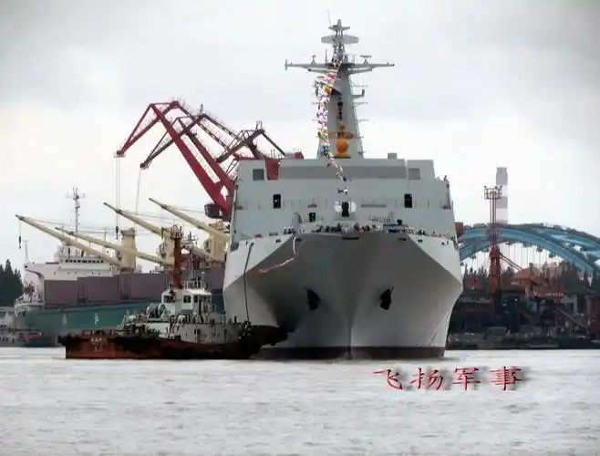 网民拍摄中国第三艘071级船坞登陆舰下水
