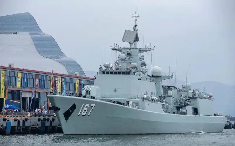 为发展第三代驱逐舰,中国海军做出了巨大的努力,先后发展了052型,052b