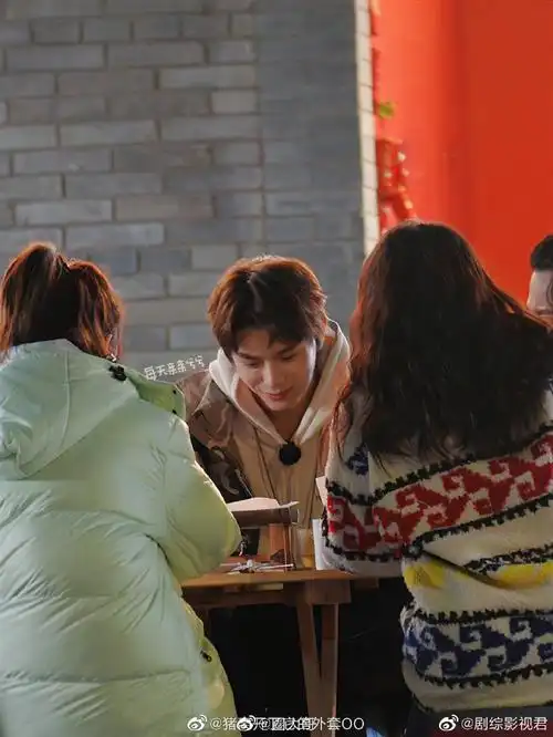 丁禹兮在综艺《追星星的人》的节目录制路透来了啊!