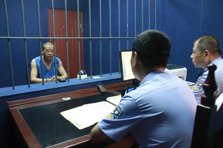 犯罪嫌疑人赵晋(化名)接受警方审讯