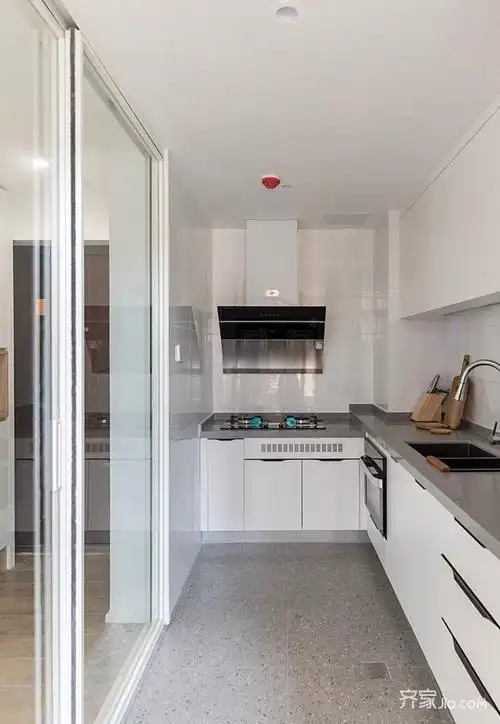 平板门使空间整洁大气,吊柜的设计增加厨房储物量.