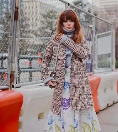 顿时变得仙气飘飘,行走起来浪漫优雅,简直美到犯规～格纹大衣搭配裙子